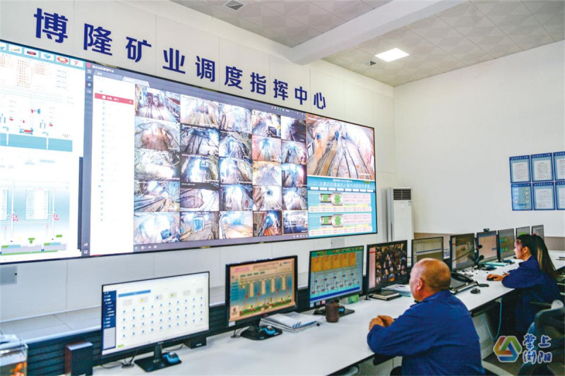 博隆矿业监控室内，工作人员通过二维地理信息系统云图，即时掌握地下矿井的人员等信息，实现对井下安全状况的可视化、信息化管理。