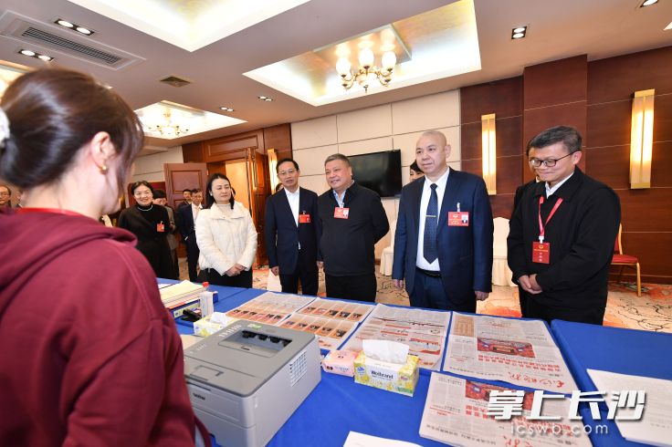 7日下午，市政协主席陈刚（右三）、市政协党组书记刘新良（右二）看望慰问参与市两会新闻报道的工作者。 长沙晚报全媒体记者 王志伟 摄