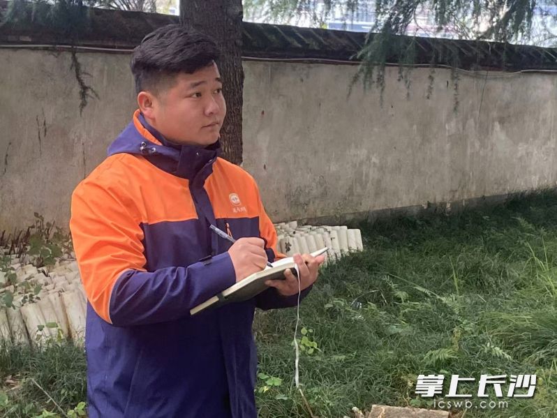 胡明是一名“特别能吃苦、特别能战斗、特别能奉献、特别有智慧”的地质人。 受访者供图 胡明是一名“特别能吃苦、特别能战斗、特别能奉献、特别有智慧”的地质人。 受访者供图