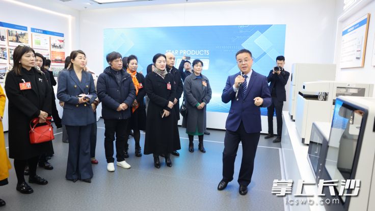 市政协特邀港澳委员、侨联界别委员和海外华人华侨代表“看长沙”。图为大家在开元仪器公司参观。 均为长沙晚报全媒体记者盛磊摄
