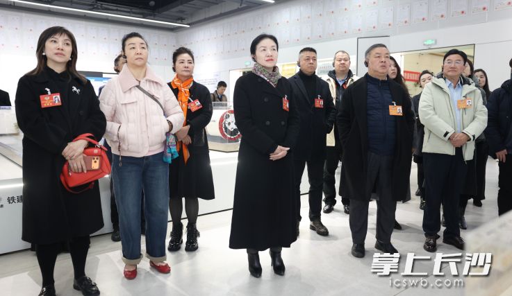 大家在中国铁建重工集团有限公司参观。