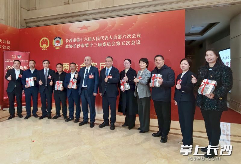 市政协举行“千”字系列文史丛书赠书仪式。 长沙晚报全媒体记者 李锋 摄