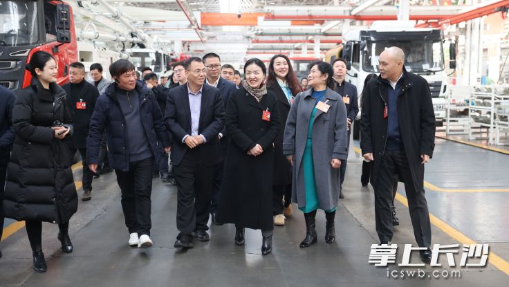 大家在三一重工产业园18号工厂参观。