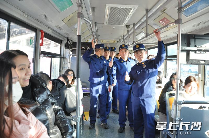 消防救援人员坐上了定制公交。均为长沙晚报通讯员 余娜娜 摄