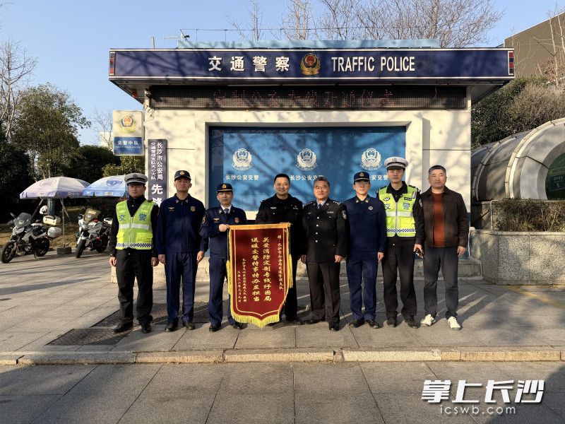 天心区消防救援大队为开通定制公交的部门送上锦旗。