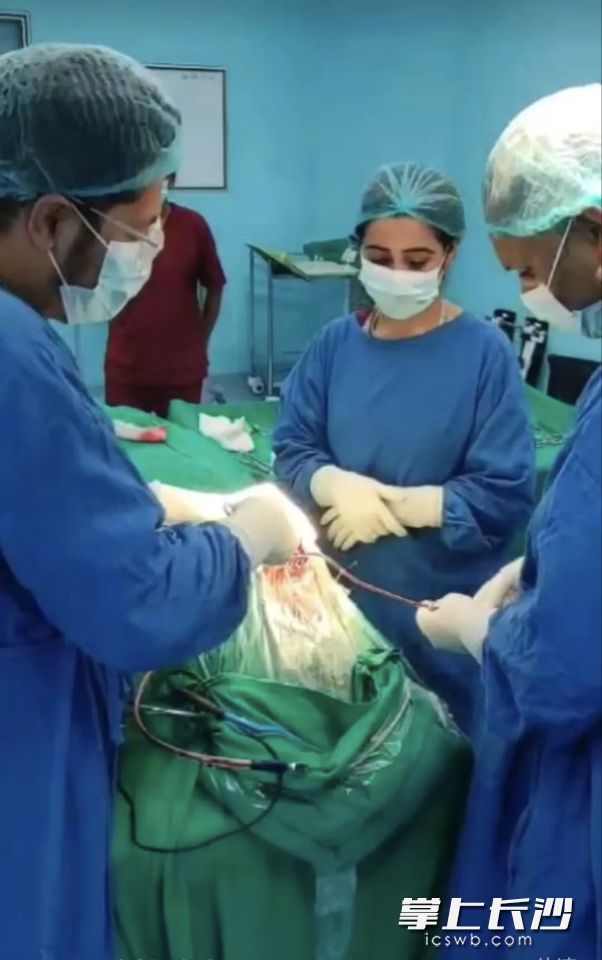 得益于长沙专家团队的远程精准指导，尼泊尔医生顺利为一名70岁脑出血患者完成手术。均为受访者 供图