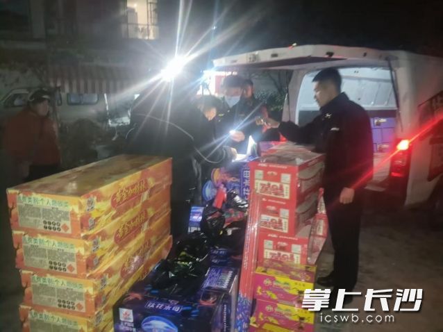 执法人员现场清点出40箱烟花爆竹,并当即扣押。 长沙晚报通讯员 向玲娅 供图 执法人员现场清点出40箱烟花爆竹,并当即扣押。 长沙晚报通讯员 向玲娅 供图