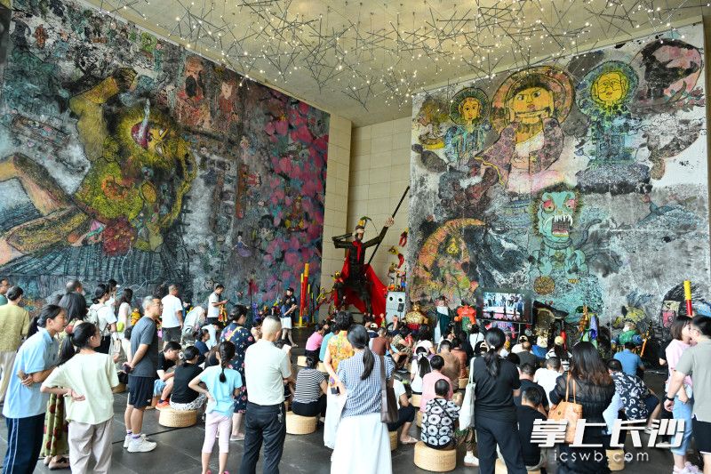 展厅人流如织。