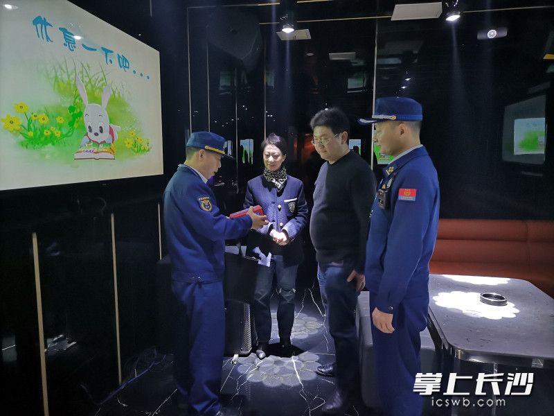 检查组在进行检查。 长沙晚报通讯员 王磊 摄