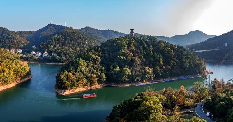 长株潭一体化发展“十四五”成果展、摄影展上展出的《比邻而绿》，拍摄于长株潭生态绿心。 杨小华 摄