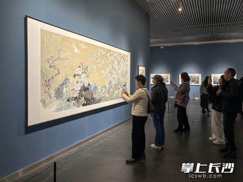 10日,“刘左钧中国画展”在李自健美术馆开幕。均为长沙晚报全媒体记者 何文瑞 摄 10日,“刘左钧中国画展”在李自健美术馆开幕。均为长沙晚报全媒体记者 何文瑞 摄