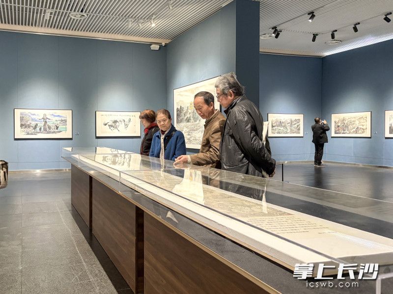 刘左钧先生画作形成独具一格的艺术风貌吸引观众驻足。 刘左钧先生画作形成独具一格的艺术风貌吸引观众驻足。