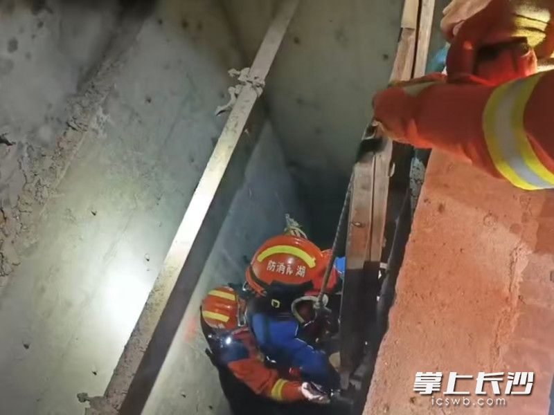 消防员下到深坑救人。 均为长沙晚报通讯员余娜娜供图