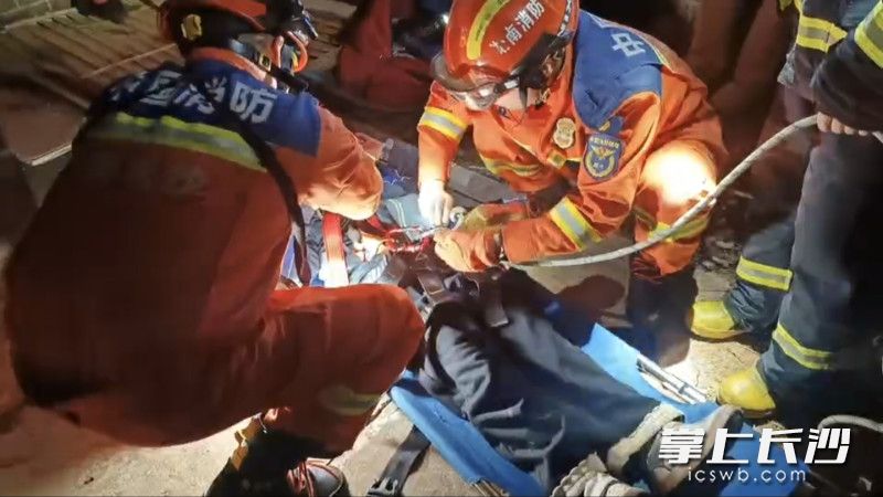 小女孩被成功救上来。