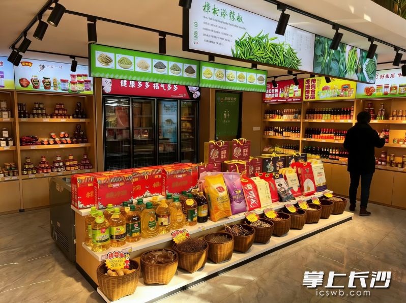 1月10日，“湘阴好物”长沙省府店在天心区正式开业，市民正在店内挑选商品。长沙晚报全媒体记者陈焕明 通讯员 彭柳 摄影报道