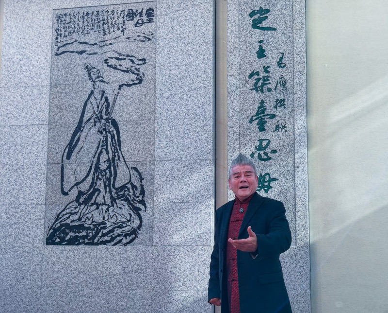 曹汝龙在长沙戏剧非遗展示中心戏台上放歌。