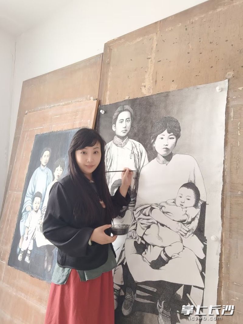 张丽君在创作中。受访者供图