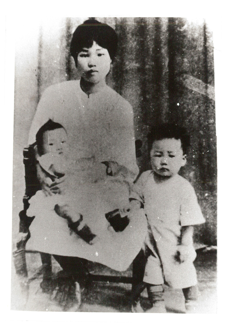 展陈在上海的杨开慧和孩子们合影的老照片。资料照片