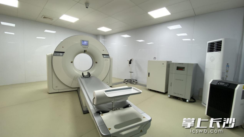 走进焕然一新的中心影像科,一台搭载了人工智能辅助诊断系统的CT机安静坐落。 均为全媒体记者 周游 摄 走进焕然一新的中心影像科,一台搭载了人工智能辅助诊断系统的CT机安静坐落。 均为全媒体记者 周游 摄