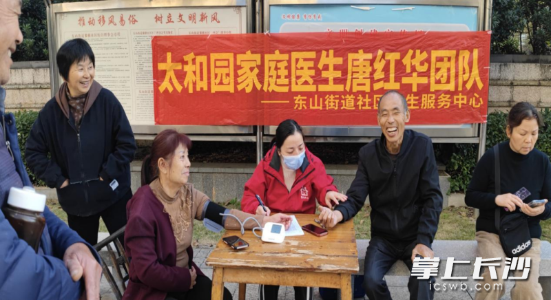 在东山,19支家庭医生团队活跃在楼栋街巷。 在东山,19支家庭医生团队活跃在楼栋街巷。