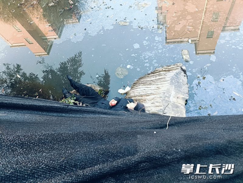 老人不慎滑入水塘。 均为长沙晚报通讯员王磊摄 老人不慎滑入水塘。 均为长沙晚报通讯员王磊摄
