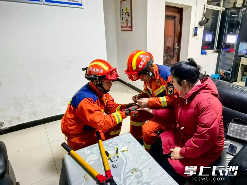 消防队员帮市民取下卡在手指上的戒指。 长沙晚报通讯员 黄显斌 摄 