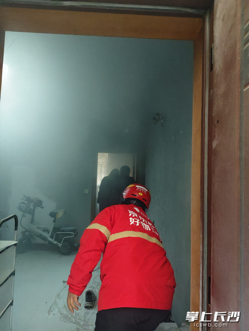 火灾处置现场。 长沙晚报通讯员 刘荃菁 摄 火灾处置现场。 长沙晚报通讯员 刘荃菁 摄