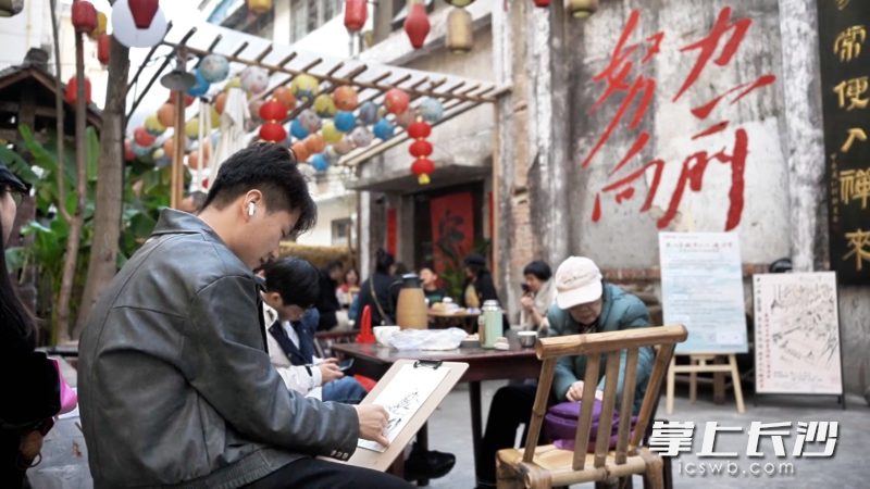 1月10日至11日，第二届城市记忆速写节暨自闭症儿童公益画展在芙蓉区东茅街茶馆举行。长沙晚报全媒体记者 陈焕明 通讯员 王曼玲 摄影报道