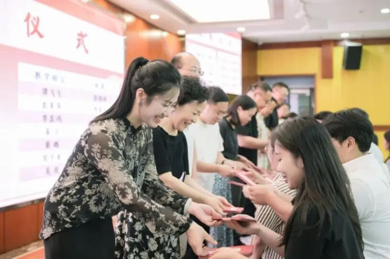 2025年教师节的拜师礼。