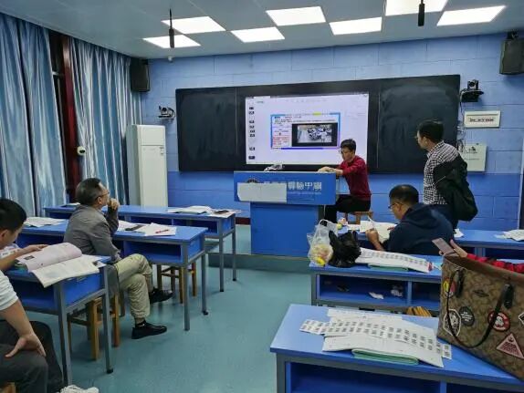 长沙市实验中学化学教研组集体教研。长沙晚报通讯员 何方蓉 摄