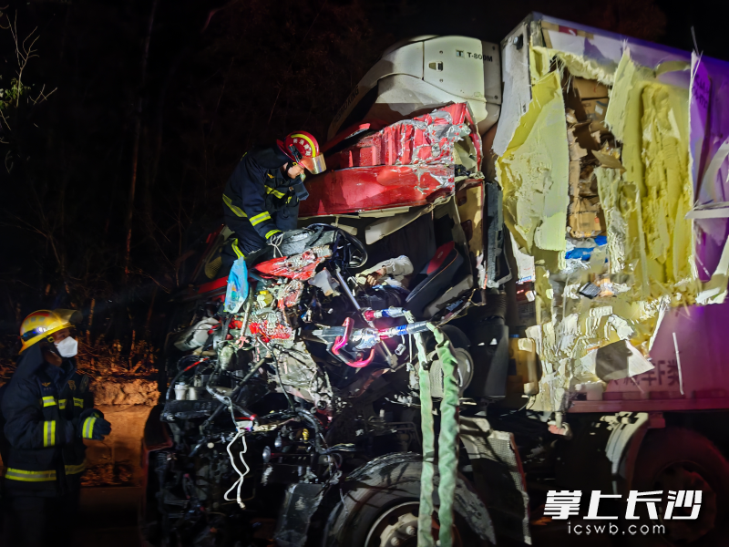 消防员正在营救被困司机。 长沙晚报通讯员 王磊 摄 消防员正在营救被困司机。 长沙晚报通讯员 王磊 摄