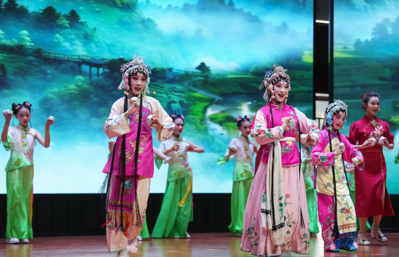 陈雨晴与弟子闫格一同出现在“戏曲进校园”活动的展演舞台上。长沙晚报全媒体记者 邹麟 实习生 彭唯真 摄影报道