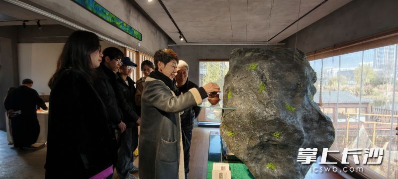 釉下五彩瓷引人围观。 釉下五彩瓷引人围观。