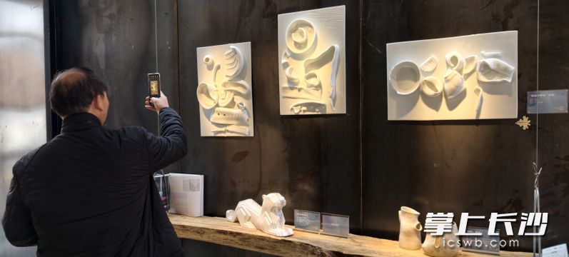 《树洞》系列以“树洞”为灵感,象征我们在信息时代日常生活中隐秘情感的倾诉载体,以花器为形态,寄托心事和对自我的疗愈。 《树洞》系列以“树洞”为灵感,象征我们在信息时代日常生活中隐秘情感的倾诉载体,以花器为形态,寄托心事和对自我的疗愈。