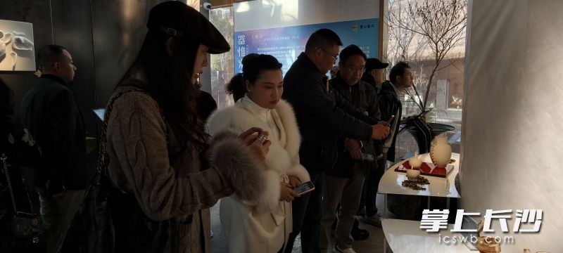 展厅观众不停拍照。 展厅观众不停拍照。