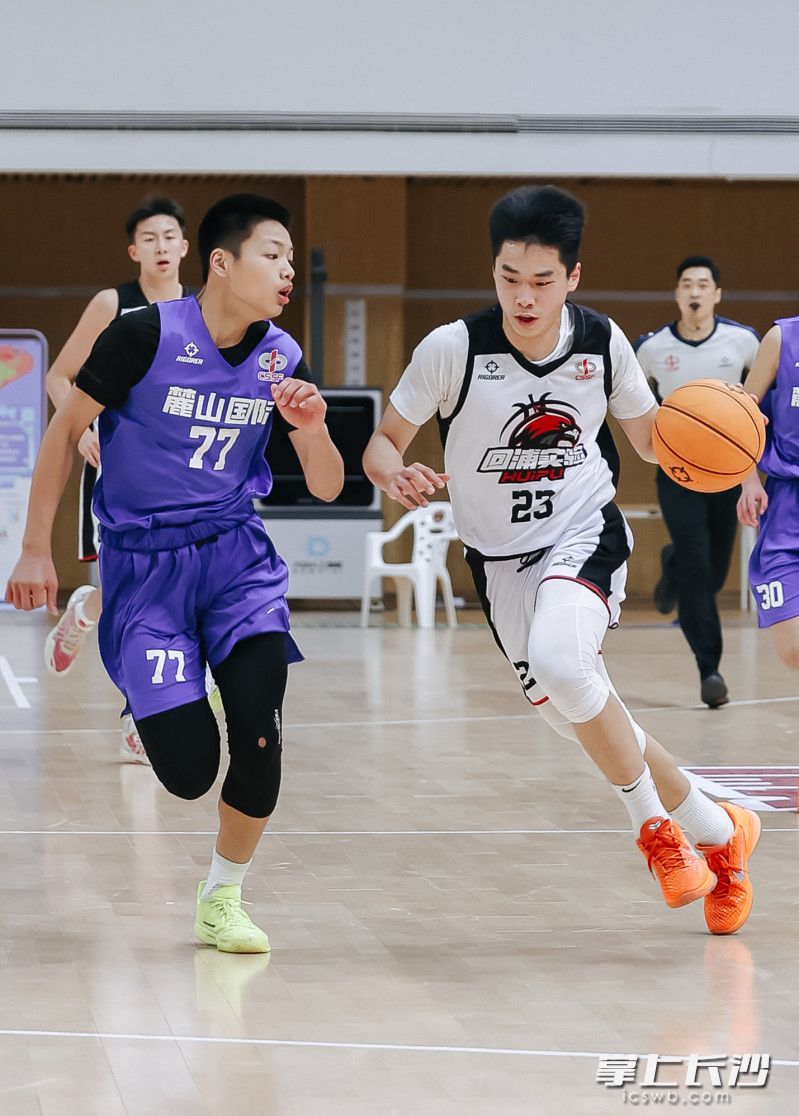 决赛中,面对实力强劲的对手,麓山国际的队员们毫不胆怯,奋勇拼搏。 决赛中,面对实力强劲的对手,麓山国际的队员们毫不胆怯,奋勇拼搏。