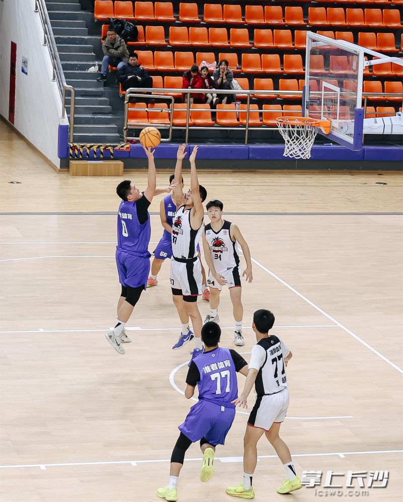 进攻、防守……比赛落幕,但赛场上的拼搏精神永远值得夸赞。 进攻、防守……比赛落幕,但赛场上的拼搏精神永远值得夸赞。