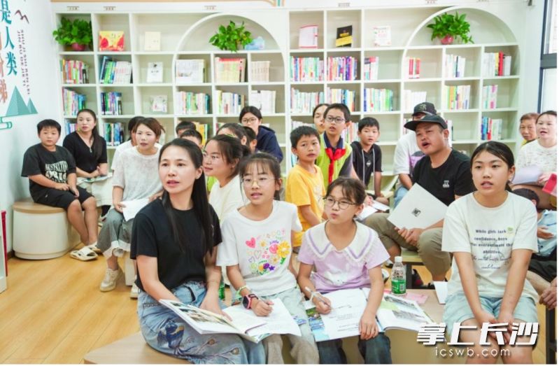 丰裕村创新推出“双屋融通”模式，将农家书屋与新华书店共创的共享书屋以一扇门相连。长沙晚报通讯员 陈淑敏供图