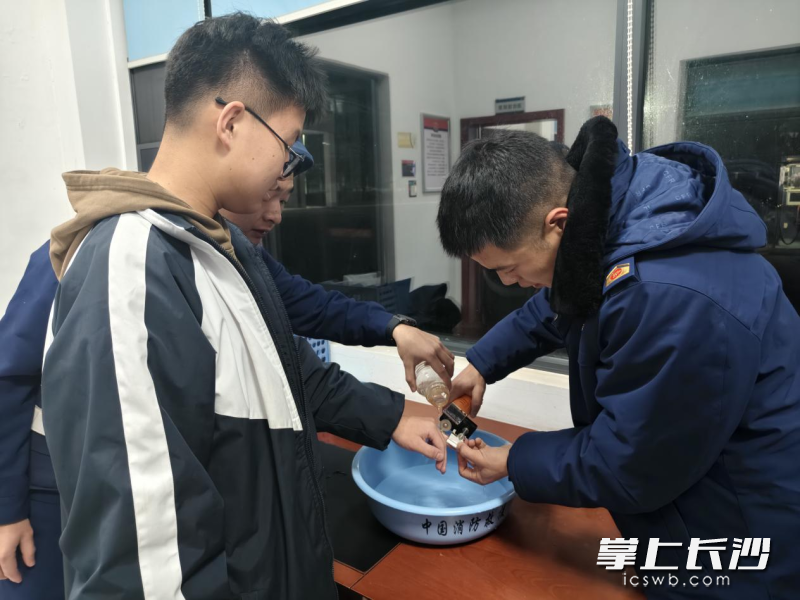 消防员正在切割戒指。 长沙晚报通讯员 黄达 摄