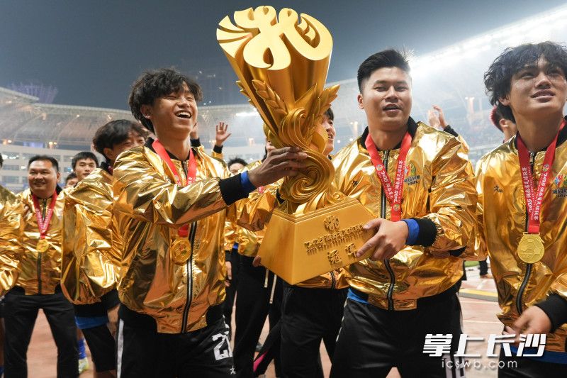 永州队获得“湘超”冠军后捧杯庆祝。邹麟、余劭劼摄