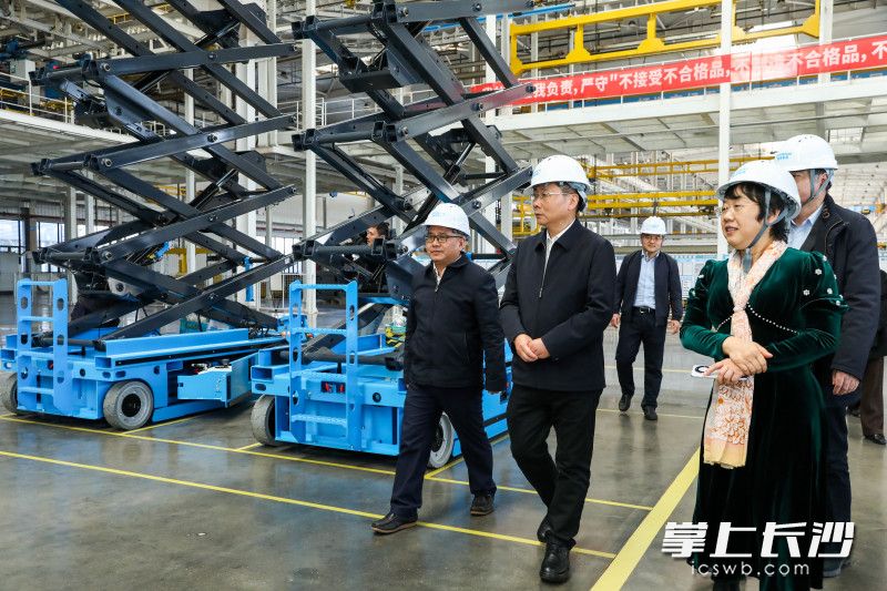 1月13日,市委副书记、市长陈博彰前往宁乡经开区调研产业项目建设及“人工智能+”先进制造。 长沙晚报全媒体记者 董阳 摄 1月13日,市委副书记、市长陈博彰前往宁乡经开区调研产业项目建设及“人工智能+”先进制造。 长沙晚报全媒体记者 董阳 摄