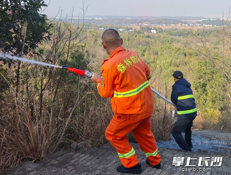 宁乡市夏铎铺镇组织开展森林防火应急演练，接到集结命令后，扑救队伍迅速赶赴现场。 均为长沙晚报全媒体记者张禹、通讯员邹斌摄