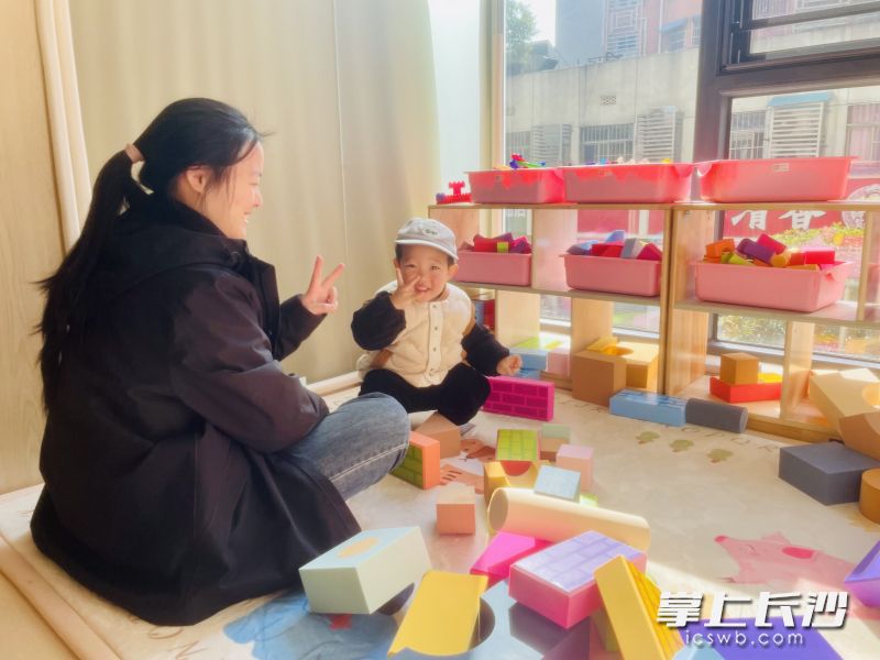 托育员和孩子开心做游戏。