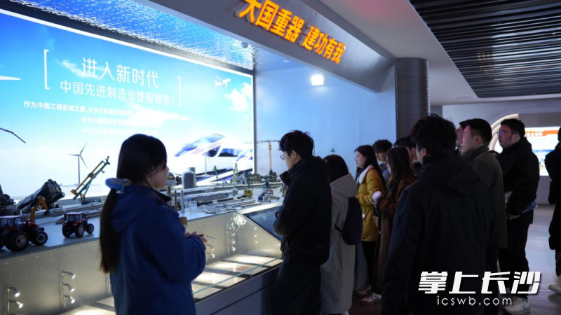 学员们走进优秀企业与平台，进行实地调研。