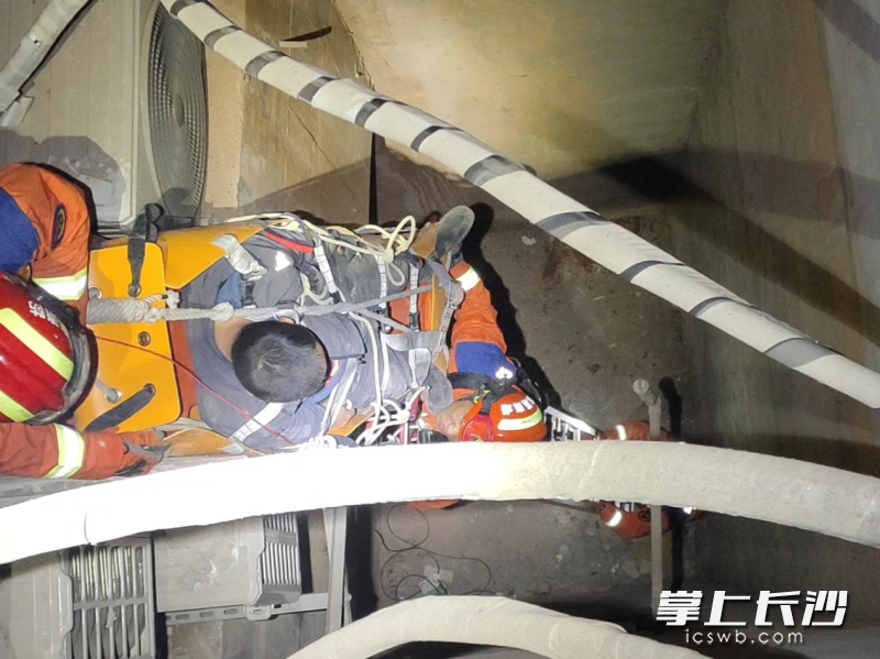 消防员顺利将其营救送医。