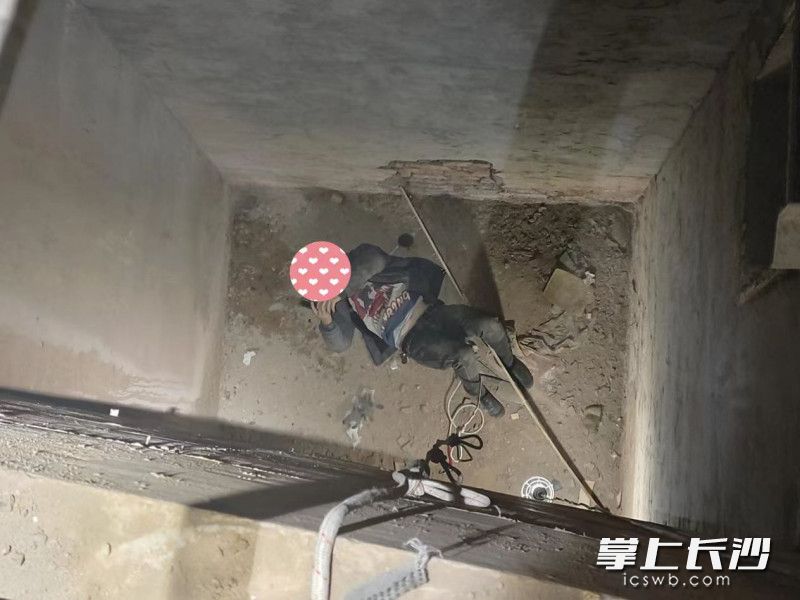 工人施工时不慎坠入通风管井。 均为长沙晚报通讯员 罗霜操 摄