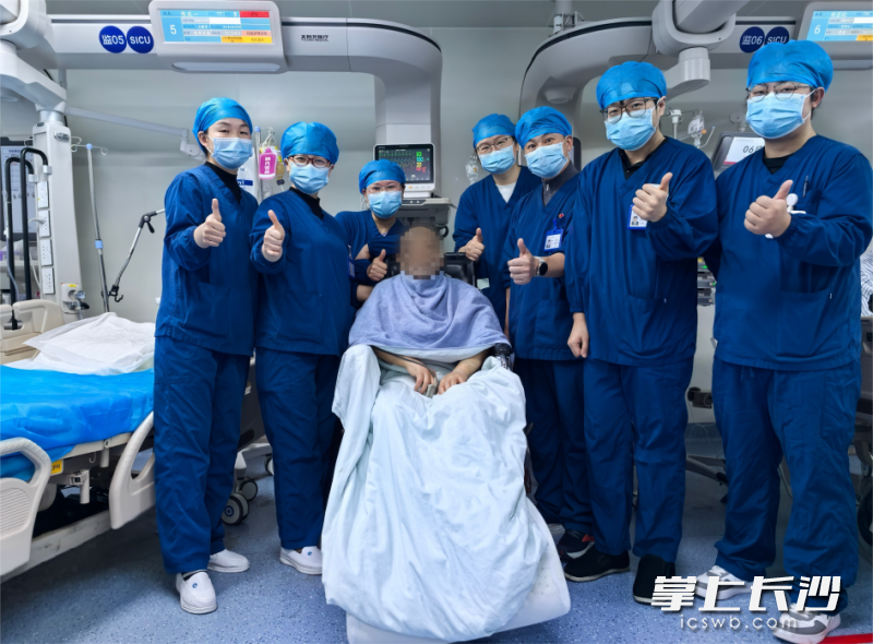 高危重症老人经过半个多月的救治，1月13日转入普通病房接受下一步的康复治疗。均为通讯员供图