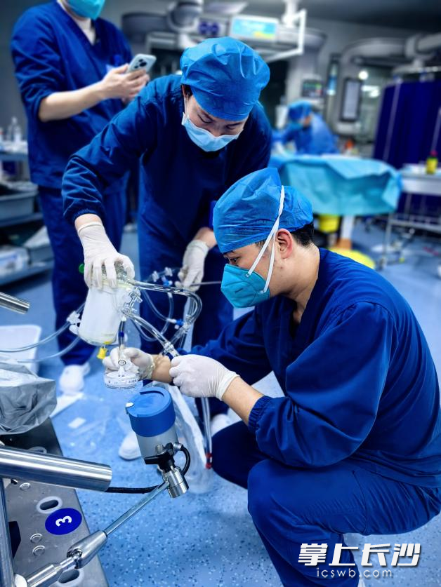 医护救治团队运用VA-ECMO（静脉-动脉体外膜肺氧合）技术抢救患者。