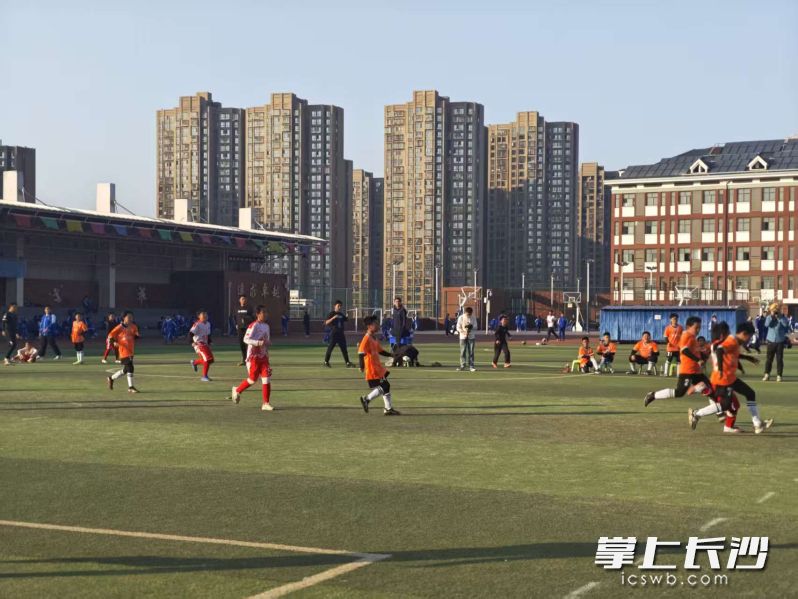 本次联赛以“班级”为核心参赛单位，校校参与、班班组队、人人运动，让更多普通学生拥有了站上赛场的机会。