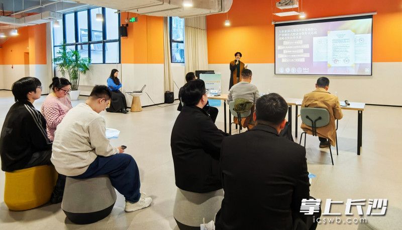 张钰琪介绍项目情况。 张钰琪介绍项目情况。
